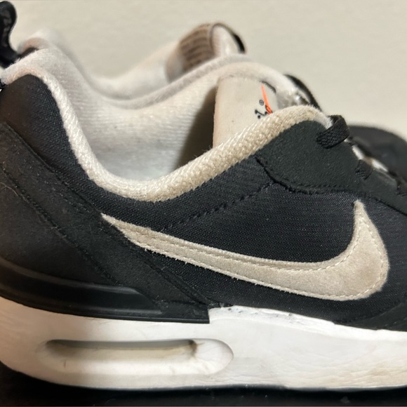 Used Kids Nike Air Max Dawn Black& White- size 3 - Picture 3 of 13